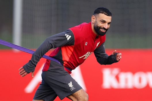 KIRKBY, ENGLAND - DECEMBER 08: Mohamed Salah, calciatore del Liverpool durante una sessione di allenamento. (Photo by Lewis Storey/Getty Images) Liverpool-Salah, caso rientrato con un assist decisivo. Slot lo elogia: “Avevamo bisogno di lui”- immagine 2