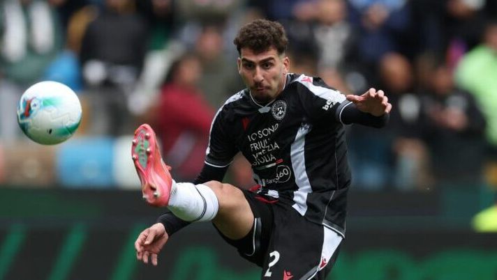 UDINE, ITALY - OCTOBER 05: Saba Goglichidze of Udinese in action during the Serie A match between Udinese Calcio and Cagliari Calcio at Stadio Friuli on October 05, 2025 in Udine, Italy. (Photo by Timothy Rogers/Getty Images) Udinese, ecco cosa c’è dietro alle esclusioni di Goglichidze: il retroscena di Runjaic - immagine 1