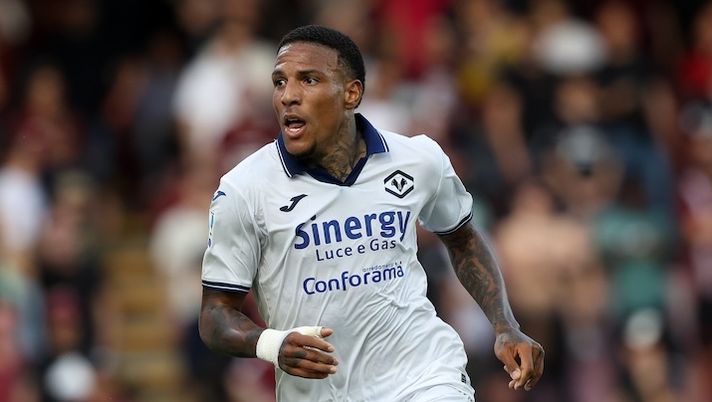 SALERNO, ITALY - MAY 20: Michael Folorunsho of Hellas Verona FC celebrates after scoring his side second goal during the Serie A TIM match between US Salernitana and Hellas Verona FC at Stadio Arechi on May 20, 2024 in Salerno, Italy. (Photo by Francesco Pecoraro/Getty Images) I voti di Salernitana-Verona per il fanta: Folorunsho più di Suslov! Da Candreva a Noslin - immagine 1