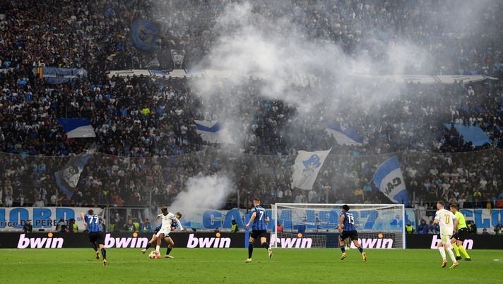 MARSEILLE, FRANCE - MAY 02: A general view of the inside of the stadium as fans use smoke flares during the UEFA Europa League 2023/24 Semi-Final first leg match between Olympique de Marseille and Atalanta BC at Stade de Marseille on May 02, 2024 in Marseille, France. (Photo by Chris Ricco/Getty Images) Saluto nazista e mima una scimmia: tifoso dell’Atalanta arrestato a Marsiglia - immagine 1