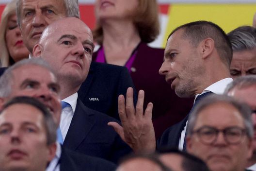 Infantino: “Se un giocatore si copre la bocca e dice cose razziste, deve essere squalificato”- immagine 3