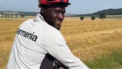 “Perché mi stai riprendendo?”, Boniface si gode un giro in bicicletta e poi…