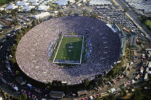 Un panorama del Rose Bowl Stadium nel 1993. (Foto di Ken Levine/Allsport/Getty Images) Rose Bowl: la storia dell’impianto da cui inizia il Mondiale dell’Inter- immagine 2