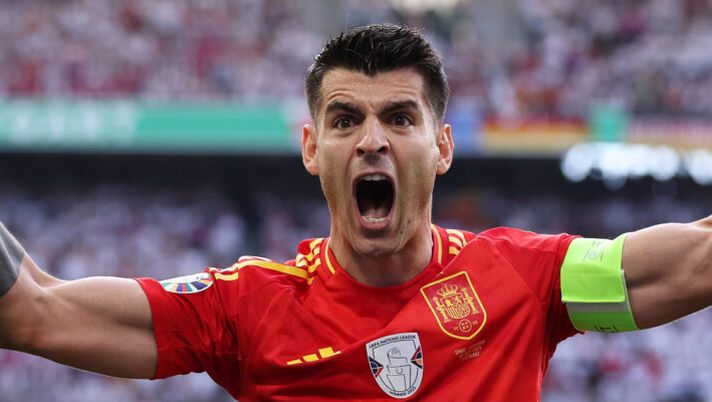 STUTTGART, GERMANY - JULY 05: Alvaro Morata of Spain celebrates after Dani Olmo of Spain (not pictured) scores his team's first goal during the UEFA EURO 2024 quarter-final match between Spain and Germany at Stuttgart Arena on July 05, 2024 in Stuttgart, Germany. (Photo by Alex Livesey/Getty Images) Milan, Morata ha svolto le visite mediche: ora la firma. I dettagli del contratto - immagine 1