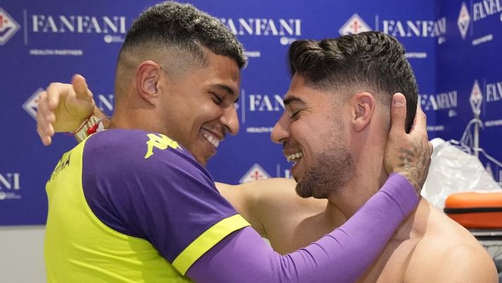 FOTO – L’abbraccio di Dodò e il benvenuto di De Gea: Solomon è al Viola Park - immagine 1