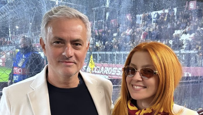 Roma femminile, che entusiasmo: Noemi posa con Mourinho e anche Gualtieri applaude Roma femminile, che entusiasmo: Noemi posa con Mourinho e anche Gualtieri applaude - immagine 1