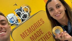 Olimpiadi, la coppia Paltrinieri-Fiammingo celebra le medaglie: “Two is megl the one”