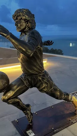 GALLERY Sorpresa per Geolier! Acquistata la statua di Maradona per la sua super villa - immagine 3