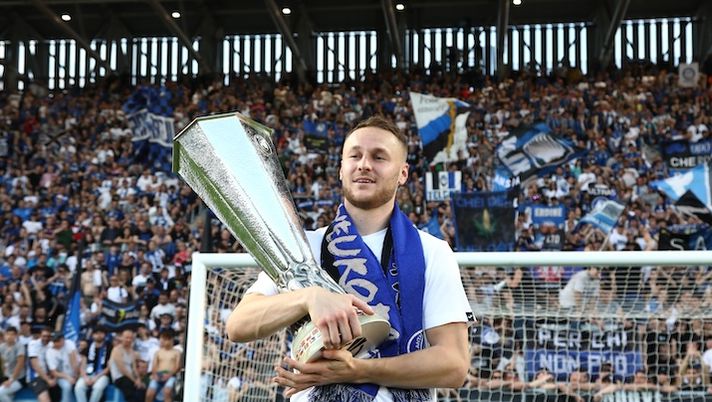 BERGAMO, ITALY - MAY 26: Teun Koopmeiners of Atalanta BC poses for a photograph with the UEFA Europa League trophy after the Serie A TIM match between Atalanta BC and Torino FC at Gewiss Stadium on May 26, 2024 in Bergamo, Italy. (Photo by Marco Luzzani/Getty Images) INFO SOS – Koopmeiners, priorità anche per Thiago Motta: sì alla Juve, per l’offerta… - immagine 1