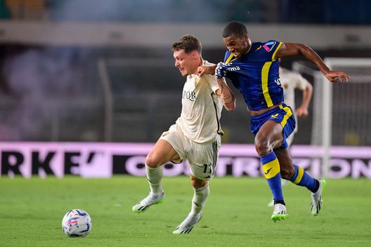 VERONA, ITALY - AUGUST 26: Andrea Belotti of AS Roma and Isak Hien of Hellas Verona compete for the ball during the Serie A TIM match between Hellas Verona FC and AS Roma at Stadio Marcantonio Bentegodi on August 26, 2023 in Verona, Italy. (Photo by Fabio Rossi/AS Roma via Getty Images) Hien: “Fiorentina? Non so nulla. L’Atalanta mi seguiva con interesse”- immagine 2