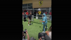 VIDEO / Spettacolo nel paddock: Luis Suarez palleggia con Carlos Sainz
