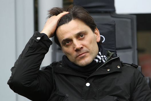 MILAN, ITALY - FEBRUARY 05: AC Milan coach Vincenzo Montella looks on before the Serie A match between AC Milan and UC Sampdoria at Stadio Giuseppe Meazza on February 5, 2017 in Milan, Italy. (Photo by Marco Luzzani/Getty Images) roma-milan-campionato-dato-statistica-numeri-sconfitte-casa-trasferta