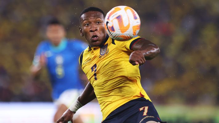 GUAYAQUIL, ECUADOR - JUNE 05: Pervis Estupiñan of Ecuador controls the ball during the FIFA World Cup 2026 Qualifier match between Ecuador and Brazil at Estadio Monumental Isidro Romero Carbo on June 05, 2025 in Guayaquil, Ecuador. (Photo by Franklin Jacome/Getty Images) Milan, dopo Pulisic e Rabiot, anche Estupinan rimarrà a Milanello: non convocato in Nazionale - immagine 1