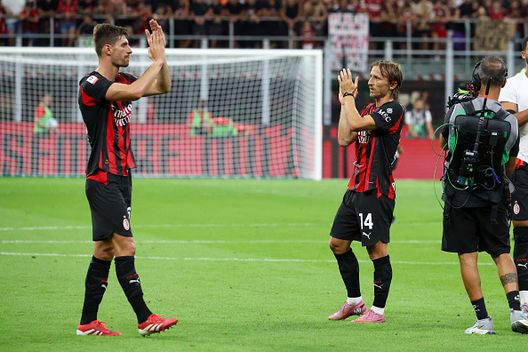 Luka Modric e i tifosi rossoneri a Milanello: classe e cortesia