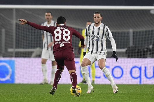 TURIN, ITALY - DECEMBER 05: Adrien Rabiot of Juventus competes for the ball with Tomas Eduardo Rincon of Torino FC during the Serie A match between Juventus and Torino FC at Allianz Stadium on December 05, 2020 in Turin, Italy. (Photo by Filippo Alfero - Juventus FC/Juventus FC via Getty Images) Toro, contro questa Juventus non devi accontentarti: fare risultato non è impossibile- immagine 2