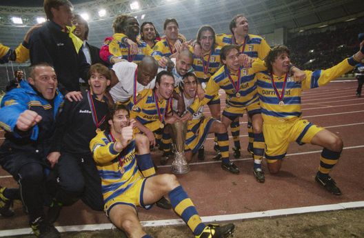 I giocatori del Parma festeggiano la vittoria della Coppa UEFA contro il Marsiglia (Foto di Alexander Hassenstein/Bongarts/Getty Images) CUR in Campo, Stefano Fiore risponde presente: una carriera di classe e geometria- immagine 2