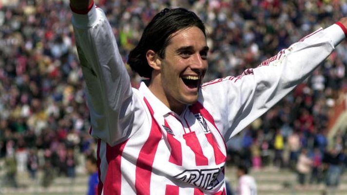 14 Apr 2001: Toni of Vicenza celebrates a goal with his team mates during the Serie A 26th Round League match between Vicenza and Bologna played at the Romeo Menti Stadium Vicenza. DIGITAL IMAGE Mandatory Credit: Grazia Neri/ALLSPORT Vicenza, tra storia e pressione: una piazza abituata a categorie superiori - immagine 1