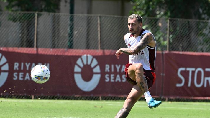 ROME, ITALY - AUGUST 21: AS Roma player Leandro Paredes during a training session at Centro Sportivo Fulvio Bernardini on August 21, 2024 in Rome, Italy. (Photo by Luciano Rossi/AS Roma via Getty Images) Roma-Empoli, i convocati di De Rossi: torna Paredes - immagine 1
