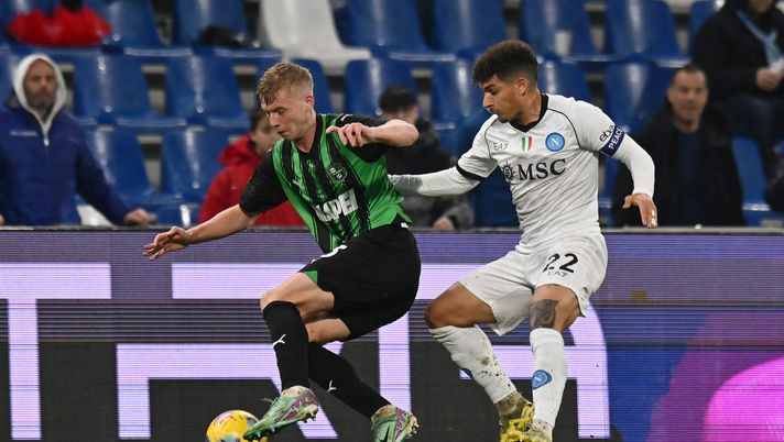 REGGIO NELL'EMILIA, ITALY - FEBRUARY 28: Josh Doig of US Sassuolo is challenged by Giovanni Di Lorenzo of SSC Napoli during the Serie A TIM match between US Sassuolo and SSC Napoli at Mapei Stadium - Citta' del Tricolore on February 28, 2024 in Reggio nell'Emilia, Italy. (Photo by Alessandro Sabattini/Getty Images) Sassuolo, Doig: “Politano è uno degli avversari che mi ha messo più in difficoltà” - immagine 1
