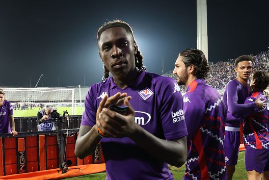 FLORENCE, ITALY - OCTOBER 27: Moise Kean of ACF Fiorentina greets the fans after the Serie A match between Fiorentina and AS Roma at Stadio Artemio Franchi on October 27, 2024 in Florence, Italy. (Photo by Gabriele Maltinti/Getty Images) Palladino guarda avanti: col Verona in campionato tornano i titolarissimi- immagine 2