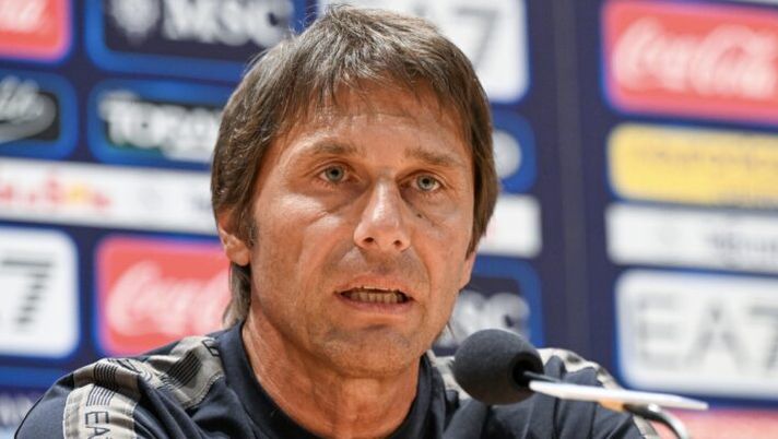 DIMARO, ITALY - JULY 13: SSC Napoli Head Coach Antonio Conte speaks to the media while attending a press conference on July 13, 2024 in Dimaro, Italy. (Photo by SSC NAPOLI/SSC NAPOLI via Getty Images) Conte: “Non voglio una squadra che difende solo e aspetta la morte sportiva” - immagine 1