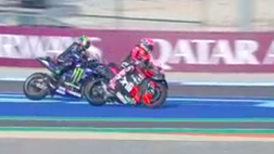 Brutto gesto di Espargaró: tira uno schiaffo al casco di Morbidelli
