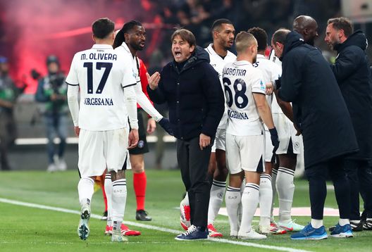 Antonio Conte dà indicazioni alla squadra nel corso della sfida del Gewiss Stadium contro l'Atalanta (Foto di Marco Luzzani/Getty Images) Napoli, Conte: “Scudetto? Stiamo andando troppo veloce, ma non vogliamo fermarci”- immagine 2