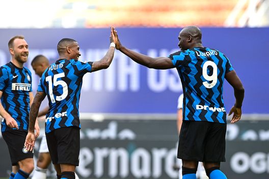 Romelu Lukaku con festeggia con Ashley Young3, il gol messo a segno dal giocatore inglese contro l'Udinese nel match del 23 maggio 2021. (Photo by Mattia Ozbot/Getty Images) Eterno Ashley Young: a 40 anni firma con l’Ipswich Town- immagine 2