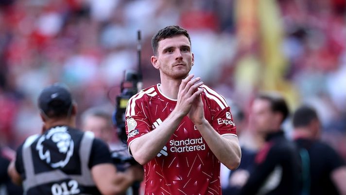 LIVERPOOL, ENGLAND - MAY 24: Andrew Robertson of Liverpool applauds the fans after the guard of honour following his final appearance for the club during the Premier League match between Liverpool and Brentford at Anfield on May 24, 2026 in Liverpool, England. (Photo by Naomi Baker/Getty Images) FLASH – Robertson lascia il Liverpool a zero e ha una proposta dall’Italia: sfida al Tottenham - immagine 1