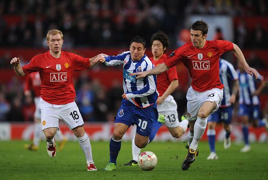 MANCHESTER, INGHILTERRA - 7 APRILE: Cristian Rodriguez dell'FC Porto si scontra con Michael Carrick e Paul Scholes del Manchester United durante la partita di andata dei quarti di finale di UEFA Champions League tra Manchester United e FC Porto all'Old Trafford il 7 aprile 2009 a Manchester, Inghilterra. (Foto di Shaun Botterill/Getty Images)