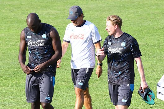 Romelu Lukaku, Antonio Conte, allenatore del Napoli, e Kevin De Bruyne del Napoli sono presenti durante il secondo giorno del ritiro precampionato dell'SSC Napoli a Dimaro Folgarida, Trento De Bruyne si presenta: “Napoli la scelta migliore per continuare ad alti livelli”- immagine 4