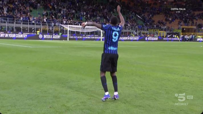 Thuram in zona interviste, i tifosi lo richiamano: lui lascia i microfoni e corre da loro: “Scusate…” - immagine 1