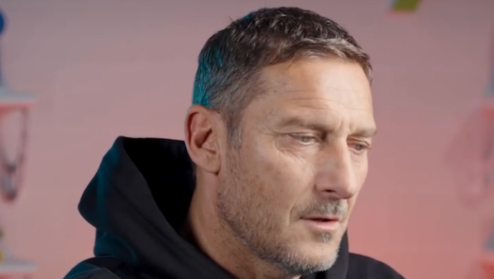 L’asta di Totti per i cimeli del calcio: la reazione alla sciarpa della Lazio è iconica - immagine 1