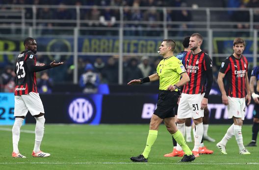 MILANO, ITALIA - 23 NOVEMBRE: L’arbitro Simone Sozza assegna un calcio di rigore dopo aver consultato il VAR durante la partita di Serie A tra FC Internazionale Milano e AC Milan allo Stadio Giuseppe Meazza il 23 novembre 2025 a Milano, Italia. (Foto di Marco Luzzani/Getty Images) SImulazioni, perdite di tempo, angoli: come cambia il protocollo VAR in vista del Mondiale- immagine 3