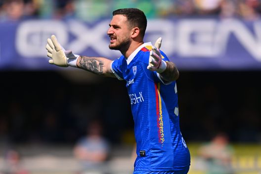 VERONA, ITALIA - MAGGIO 11: Wladimiro Falcone, portiere del Lecce. (Foto di Alessandro Sabattini/Getty Images) Lecce, top e flop della Serie A 2024/2025: Coulibaly cambia il destino dei salentini- immagine 5