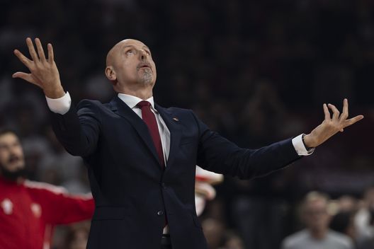 BELGRADE, SERBIA - NOVEMBER 26: Sasa Obardovic, Head Coach of Crvena Zvezda Meridianbet Belgrade reacts during the EuroLeague Regular Season Round 13 match between Crvena Zvezda Meridianbet Belgrade and Olympiacos Piraeus at Belgrade Arena on November 26, 2025 in Belgrade, Serbia. (Photo by Srdjan Stevanovic/Euroleague Basketball via Getty Images) Stella Rossa-Barcellona in diretta streaming gratis: dove vedere la partita- immagine 2