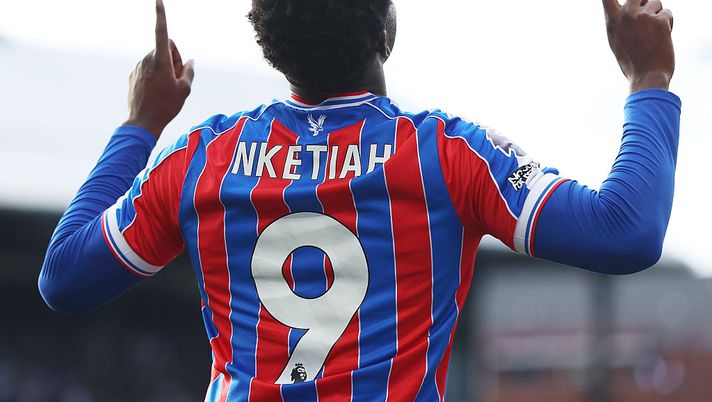 LONDON, ENGLAND - SEPTEMBER 27: Eddie Nketiah of Crystal Palace celebrates scoring his team's second goal during the Premier League match between Crystal Palace and Liverpool at Selhurst Park on September 27, 2025 in London, England. (Photo by Tom Dulat/Getty Images) Premier League, l’incredibile record del Crystal Palace infranto dopo 56 anni - immagine 1