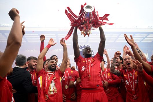 Konaté con il trofeo della Premier in mano. (Foto di Michael Regan/Getty Images/Getty Images For The Premier League) Konaté non ha dubbi: “L’anno prossimo voglio vincere la Champions. E sull’Inter…”- immagine 3