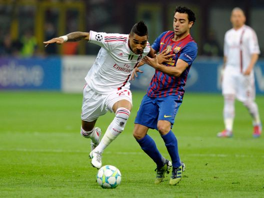 MILAN, ITALY - MARCH 28: Kevin Prince Boateng of AC Milan and Xavi Hernandez of Barcelona compete for the ball during the UEFA Champions League quarter final first leg match between AC Milan and FC Barcelona at Stadio Giuseppe Meazza on March 28, 2012 in Milan, Italy. (Photo by Claudio Villa/Getty Images) milan-barcellona-partite-importanti-storiche-champions-league-formazioni-ricordi-memories-amarcord