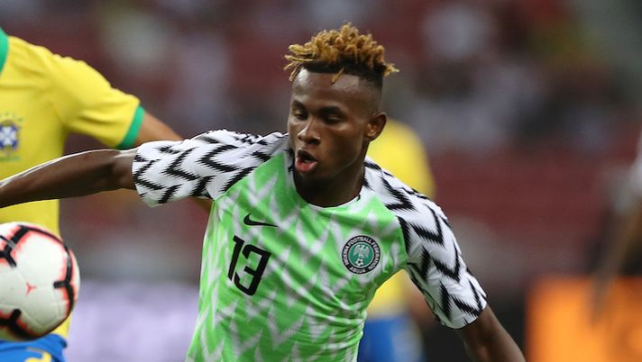 SINGAPORE, SINGAPORE - OCTOBER 13: Renan Lodi of Brazil and Samuel Chukwueze of Nigeria challenges for the ball during the international friendly match between Brazil and Nigeria at the Singapore National Stadium on October 13, 2019 in Singapore. (Photo by Lionel Ng/Getty Images) UFFICIALE – Coppa d’Africa 2026, ci sono le date a sorpresa: sarà anticipata - immagine 1
