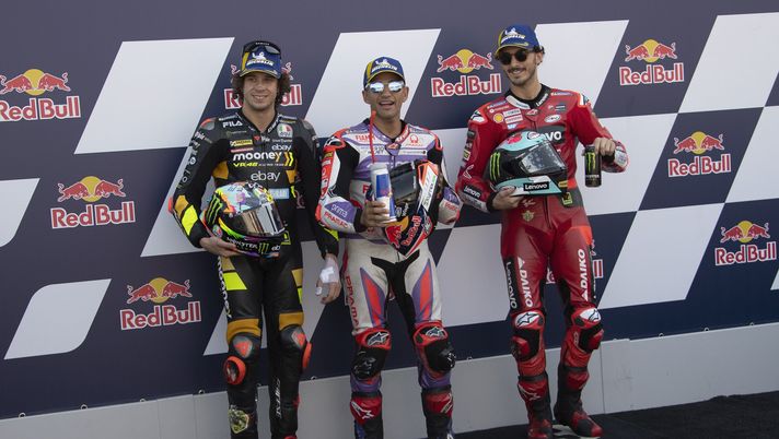 MISANO ADRIATICO, ITALY - SEPTEMBER 09: (L-R) Marco Bezzecchi of Italy and Mooney VR46 Racing Team, Jorge Martin of Spain and Pramac Racing, Francesco Bagnaia of Italy and Ducati Lenovo Team celebrate at the end of the MotoGP qualifying practice during the MotoGP Of San Marino - Qualifying at Misano World Circuit on September 09, 2023 in Misano Adriatico, Italy. (Photo by Mirco Lazzari gp/Getty Images) La MotoGp fa tappa in India: Martin per un bis storico, Bagnaia può fare 29 podi - immagine 1