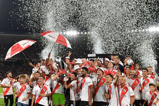 CORDOBA, ARGENTINA - MARCH 13: Franco Armani e Milton Casco del River Plate, alzano al cielo la Supercopa Argentina 2024 dopo aver battuto l'Estudiantes de la Plata al Mario Alberto Kempes Stadium di Cordoba, Argentina. (Foto di Hernan Cortez/Getty Images) River Plate, obiettivo stupire in questo Mondiale per Club: il profilo- immagine 2