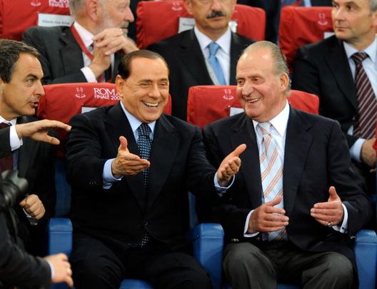 ROME, ITALY - MAY 27: Italian Prime Minister Silvio Berlusconi (C) and King Juan Carlos of Spain talk during the UEFA Champions League Final match between Barcelona and Manchester United at the Stadio Olimpico on May 27, 2009 in Rome, Italy. (Photo by Claudio Villa/Getty Images) Il calcio romantico, basato sulle questioni di cuore, è finito con Berlusconi- immagine 3