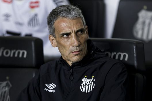 SANTOS, BRAZIL - OCTOBER 20: Juan Pablo Vojvoda, allenatore Juan Pablo Vojvoda, durante la partita Brasileirao 2025 tra Santos e Vitoria allo stadio Urbano Caldeira. (Photo by Ricardo Moreira/Getty Images) Santos in crisi: nuovo stop fisico per Neymar e club vicino alla retrocessione- immagine 2