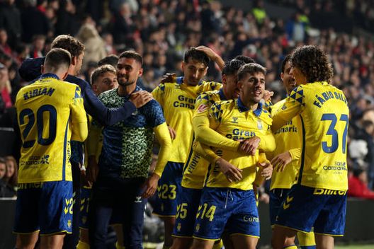 I giocatori del Las Palmas festeggiano un gol contro il Rayo Vallecano nel campionato appena finito. (Foto di Florencia Tan Jun/Getty Images) Las Palmas, che caos per la trasferta negli USA- immagine 2