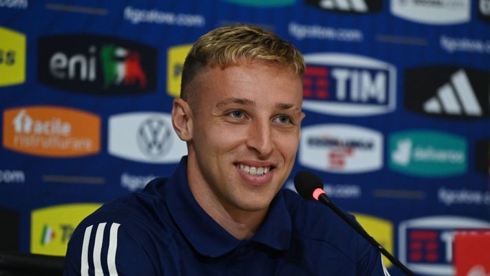 FLORENCE, ITALY - JUNE 13: Davide Frattesi of Italy speaks with the media during press conference at Centro Tecnico Federale di Coverciano on June 13, 2023 in Florence, Italy. (Photo by Claudio Villa/Getty Images) Tutti i derby di mercato della settimana secondo Schira - immagine 1