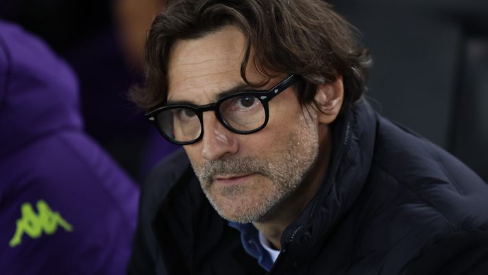 UDINE, ITALY - MARCH 02: Fiorentina manager Paolo Vanoli looks on from the bench during the Serie A match between Udinese Calcio and ACF Fiorentina at Stadio Friuli on March 02, 2026 in Udine, Italy. (Photo by Timothy Rogers/Getty Images) Vanoli duro: “Facciamoci un esame di coscienza. Rugani non aveva i 90 min” - immagine 1