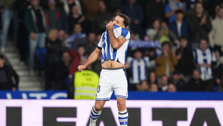 SAN SEBASTIAN, SPAGNA - 24 OTTOBRE: Mikel Oyarzabal della Real Sociedad esulta dopo aver segnato il suo primo gol su rigore durante la partita LaLiga EA Sports tra Real Sociedad e Siviglia FC alla Reale Arena il 24 ottobre 2025 a San Sebastian, Spagna. (Foto di Juan Manuel Serrano Arce/Getty Images) Mikel Oyarzabal
