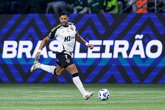 Hulk nella sfida contro il Palmeiras. (Photo by Ricardo Moreira/Getty Images) Battute, risate e… ammonizione: la scena surreale tra Hulk e l’arbitro Ostojich in Copa Sudamericana- immagine 2