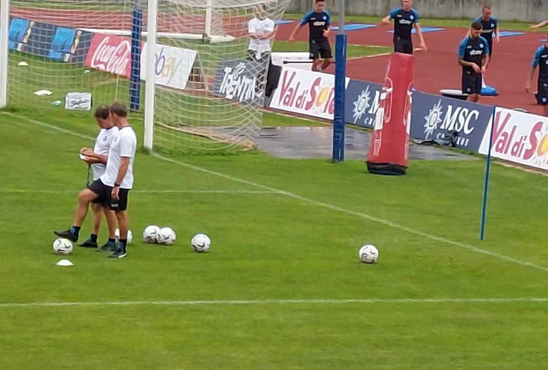 Garcia a colloquio con un collaboratore durante l'allenamento